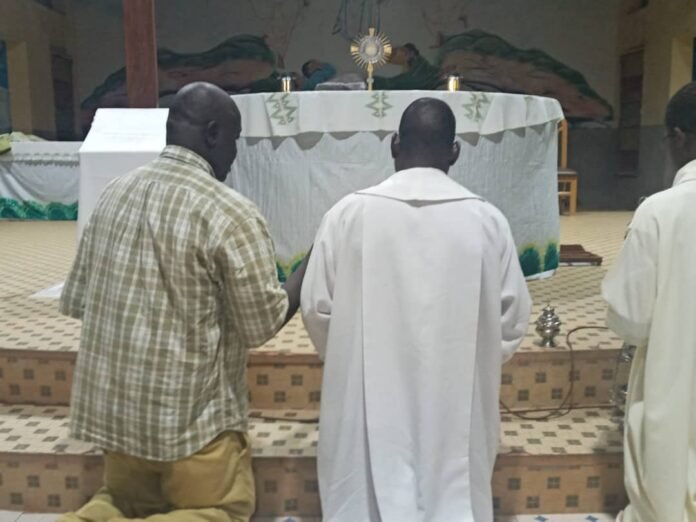 #Barsalogho : Adoration et chapelet pour les victimes et pour la paix | AIB