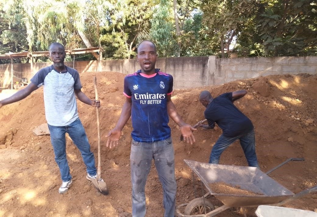 Ouagadougou : Des riverains de la voie Chiphra-Tampouy bouchent les nids de poule pour réduire les accidents