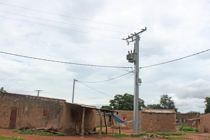 Burkina : le gouvernement veut porter le taux d’électrification rurale à 50 % en 2028 | AIB