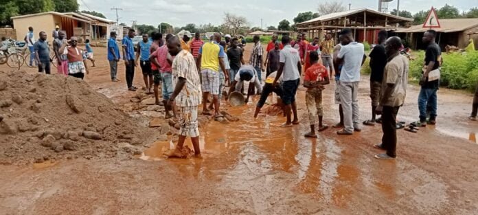 Nahouri : Les populations de Guelwongo réparent la route principale qui traverse le village | AIB