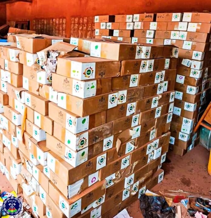 Bobo-Dioulasso : 9720 cartouches de produits chichas périmés et de la drogue saisies par la Police nationale | AIB