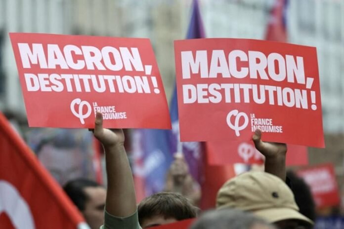 Au moins 110 000 personnes mobilisées samedi pour dénoncer le «coup de force» du président français Emmanuel Macron. | AIB