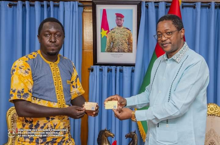 Promotion du Burkina Faso à l’international : la diaspora des États-Unis remet la « Burkina Faso Golden Card ou la Carte de visite du Burkina Faso » au chef de la diplomatie burkinabè | AIB