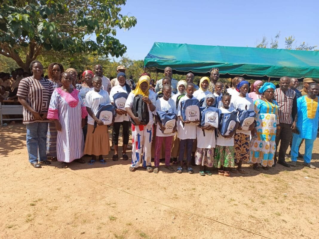 Sissili : Une association offre des kits scolaires à 134 filles du primaire et du secondaire de Léo