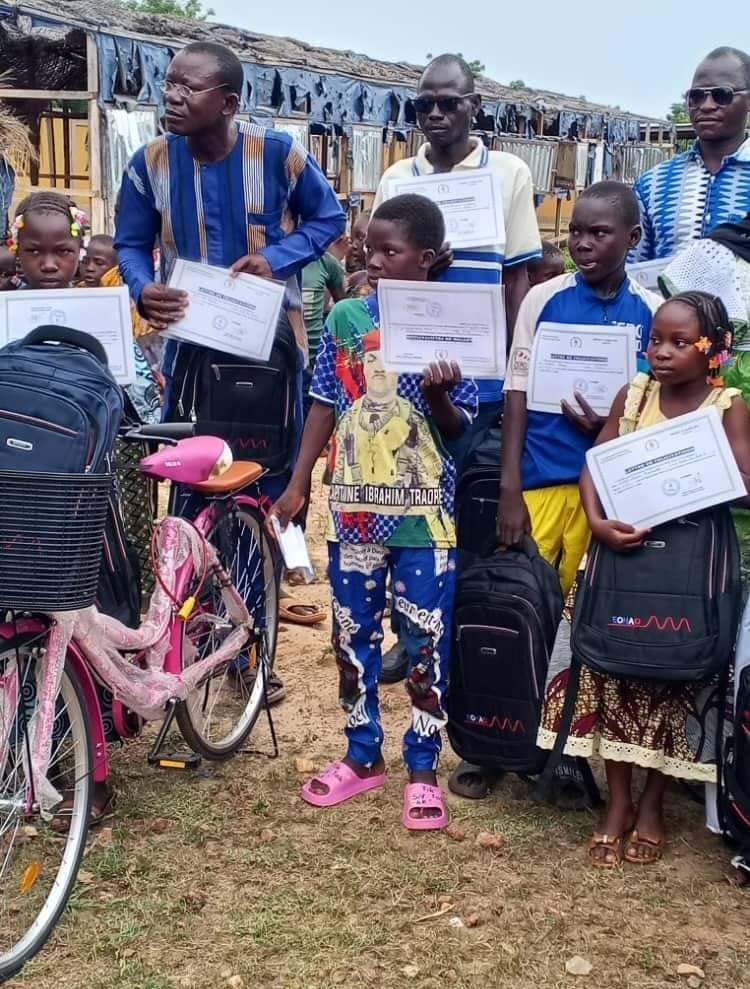 Sourou: Une Association récompense 3 meilleurs écoliers en écriture. 